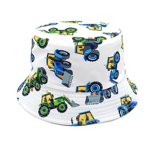 Détail des motifs de véhicules de chantier sur le chapeau bob blanc pour enfants