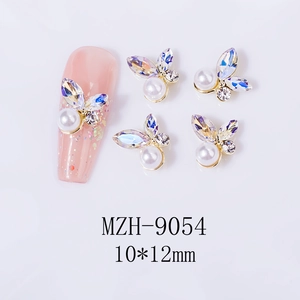 Detailansicht von 3D-Schmetterling-Nagelschmuck mit Perlen und Kristallen für Nägel