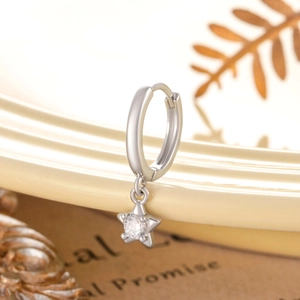Boucles d'oreilles créoles étoile en argent et zircon transparent au style épuré
