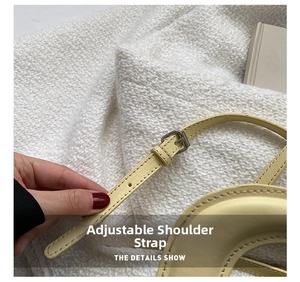 Détail du sac à main jaune clair avec bandoulière réglable en cuir et boucle argentée