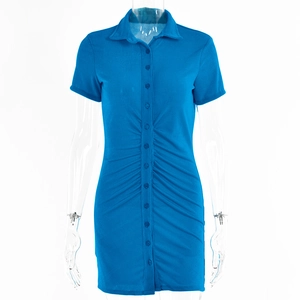 Eng anliegendes blaues Kurzarm-Polokleid mit vorderen Knöpfen und Taillenfalten