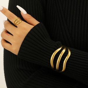 Ensemble bague et bracelet ondulés dorés modernes en acier inoxydable poli brillant