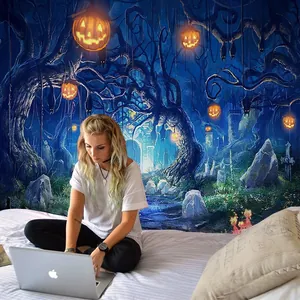 Detail van Halloween wandkleed met lichtgevende pompoenen en griezelig bosdecoratie