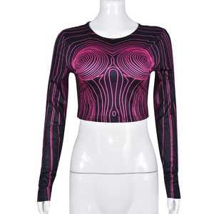 Détail du crop top avec motif de vagues numériques sur un mannequin blanc