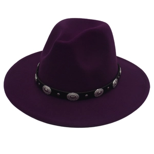 Détail d'un chapeau fedora violet avec bande en cuir et clous en métal argenté