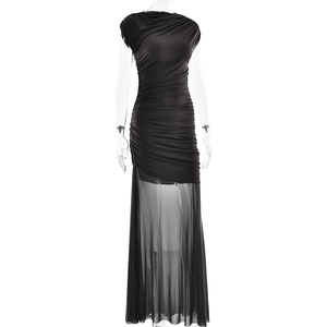 Détail d'une robe noire sans manches à fronces et ourlet élégant en tulle transparent