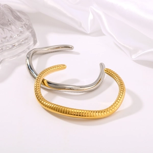 Snake skin textured C-shaped 18K gold plated stainless steel bangles set for women