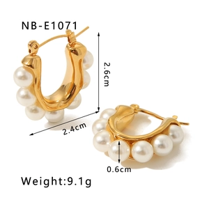Détail des boucles d'oreilles C dorées 18k avec perles et spécifications de taille