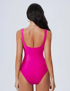 U-förmiges Rückendesign eines pinken Einteiler-Badeanzugs für Damen mit breiten Trägern