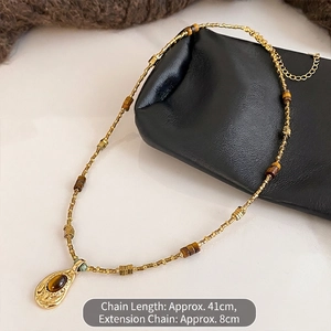 Detailed view of the 41cm gold chain with tiger eye stone and drop-shaped pendant