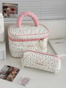 Set de trousses à maquillage matelassées à fleurs avec broderie Melody sur la poignée
