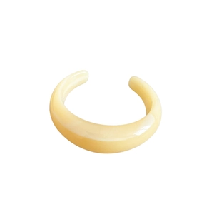 Bracelet jonc ouvert crème brillant avec un design minimaliste et volumineux élégant