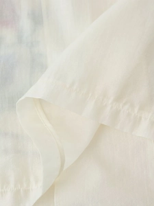 Vue macro du tissu en coton et lin blanc avec coutures détaillées sur le gilet ethnique