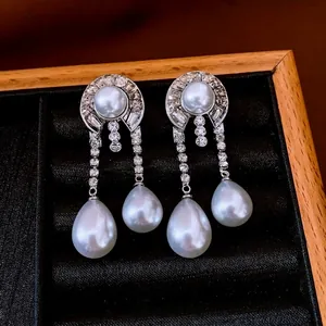 Orecchini pendenti vintage con perle d'argento e strass in una custodia di lusso