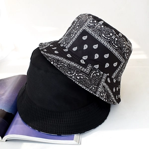Detail von Fischerhüten mit schwarz-weißem Paisley-Muster und klassischem breitem Rand