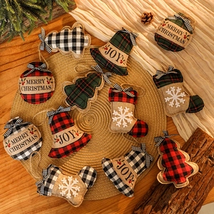 Décorations de Noël en toile de jute et carreaux avec chaussettes et cloches sur bois