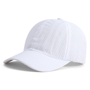 Détail macro du tissu en maille blanche respirante d'une casquette légère de sport