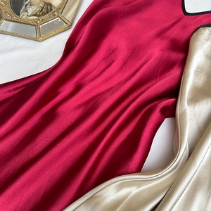 Elegante accappatoio lungo in raso rosso vino e oro champagne con spalline lacci