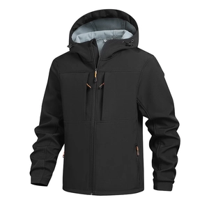 Heren outdoorjas met capuchon in zwart met warme grijze fleecevoering en ritszakken