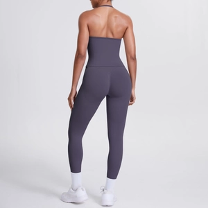 Rückansicht des rauchvioletten Yoga-Sets mit Neckholder-Top und High-Waist-Leggings