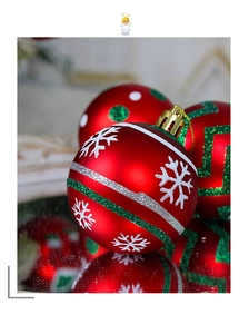 Gros plan d'une boule de Noël rouge avec flocon de neige blanc et rayures argentées pailletées