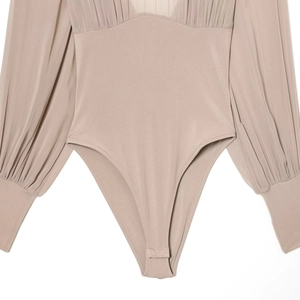 Body in maglia moka a maniche lunghe con eleganti dettagli plissettati sulle maniche
