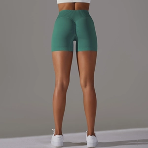 Dettaglio degli shorts da yoga verde scuro senza cuciture con design a vita alta