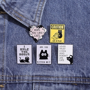 Lot de 5 épinglettes en émail chat avec citations sur fond de denim bleu