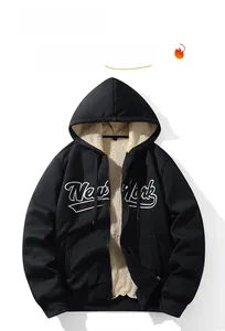 Détail de la doublure chaude en polaire sherpa blanc cassé d'une veste noire New York