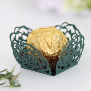 Détail du moule à cupcake en papier découpé au laser avec motif rose de mariage