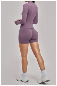 Rückansicht des lila Yoga-Sets mit nahtlosen Shorts und schmal geschnittenem Langarmshirt
