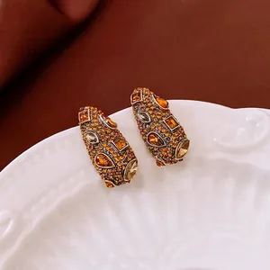Boucles d'oreilles vintage dorées géométriques avec strass ambrés et cristaux baroques