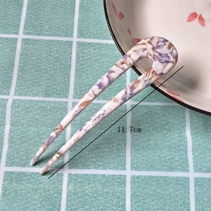 Detailed view of U-shaped hair pin featuring purple marble pattern with 11.7cm size mark