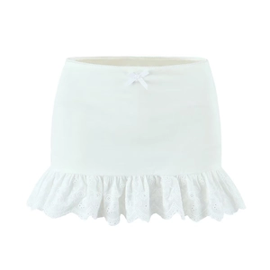 Gonna corta bianca con fiocco e ricamo in pizzo delicato sull'orlo da donna