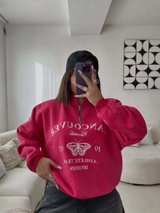 Sweat vintage rose rouge à demi-zip avec motif papillon et texte Vancouver rétro