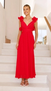 Dettaglio del vestito lungo in chiffon rosso con spalline arricciate e ritagli in vita