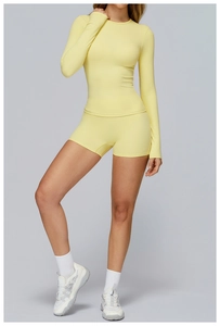 Gros plan sur la texture brossée jaune citron et les coutures de l'ensemble de yoga