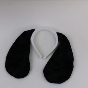 Détail du serre-tête oreilles de chien en peluche noir et blanc pour spectacle enfant
