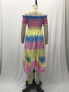 Detail der schulterfreien Raffung und des Regenbogen-Farbverlaufs am Midikleid