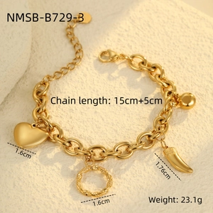 Vista de detalle de pulsera dorada con dijes de corazón sobre fondo de piedra natural