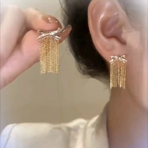 Ohrringe 14k Gold beschichtet mit Zirkonia-Schleife und langen Kettenquasten