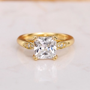 Makro-Detailansicht des goldenen Rings mit quadratischem Zirkonia und Blattakzenten