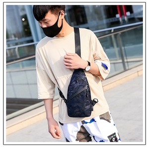 Detailansicht der großen dunkelblauen Camouflage-Brusttasche am lässigen männlichen Modell