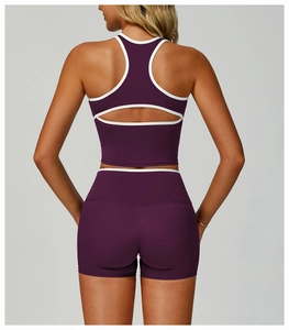 Détail du haut de sport dos nageur avec liseré blanc et découpe évidée dans le dos