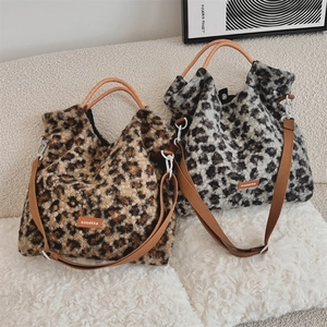 Détails de sacs cabas en peluche léopard avec poignées tressées et bandoulières