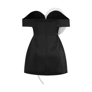 Vue arrière d'une mini robe bustier noire avec fleur 3D blanche et fermeture éclair invisible