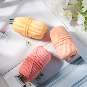 Drie geurkaarsen in wolbal-vorm met fijne geweven textuur in zachte pastelkleuren