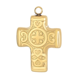 Pendentif croix dorée de style hip-hop avec motifs vintage en relief sur fond blanc