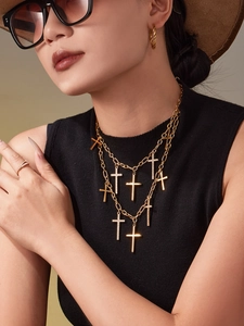 Vue détaillée du collier croix multicouche plaqué or 18k avec pierres de zircone 5A