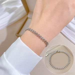 Bracelet chaîne en acier titane poli avec éléments cœur et fermoir mousqueton au poignet